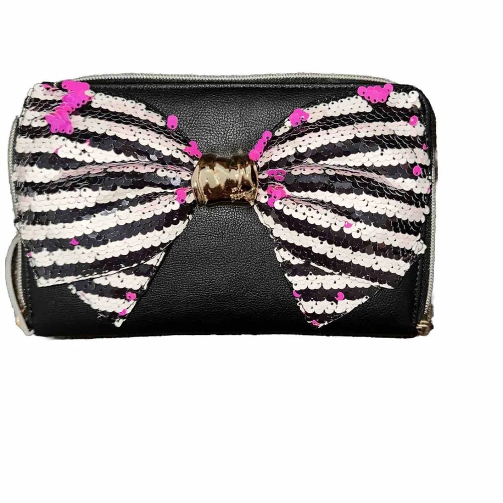 Wristlet wallet